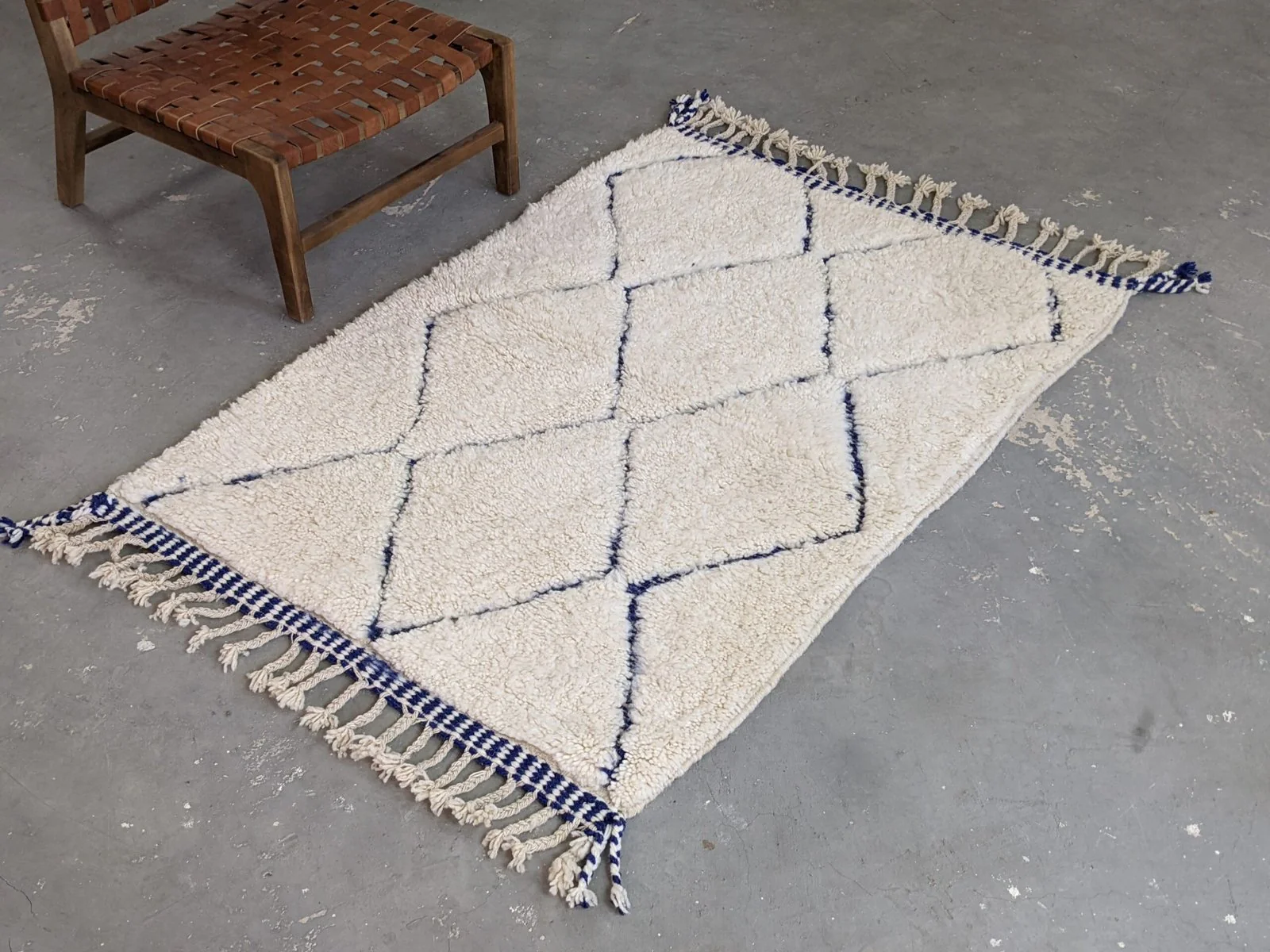 Petit tapis traditionnel Beni Ouarain 154 X 106 Cm - Image 4