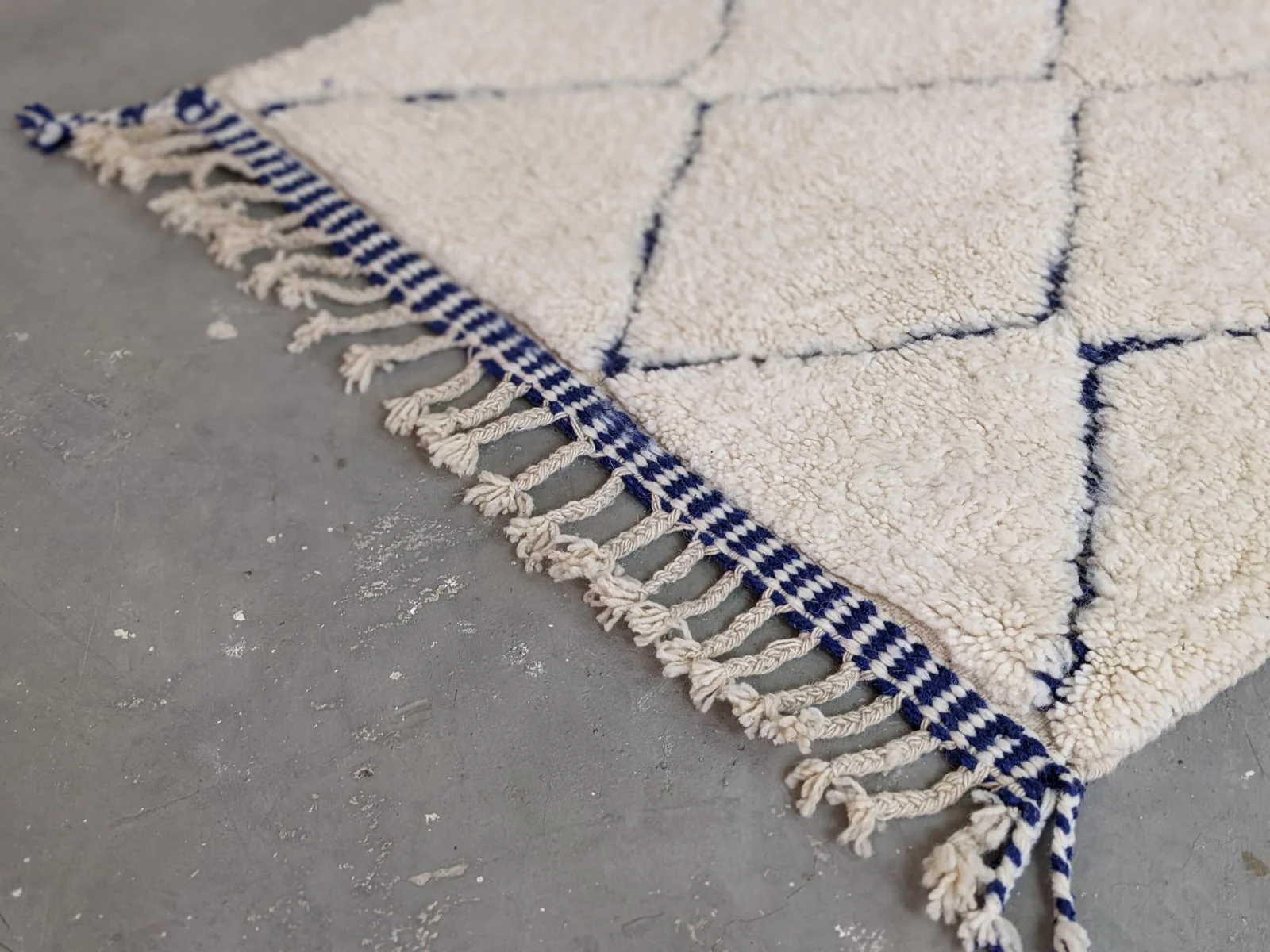 Petit tapis traditionnel Beni Ouarain 154 X 106 Cm - Image 3