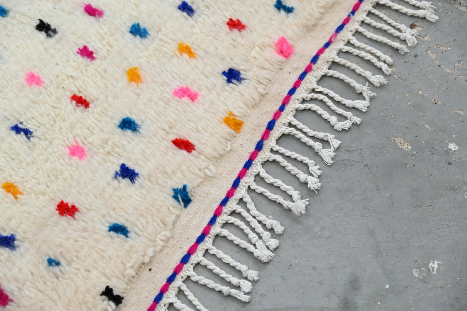 Petit tapis traditionnel Azilal 142 X 107 Cm - Image 4