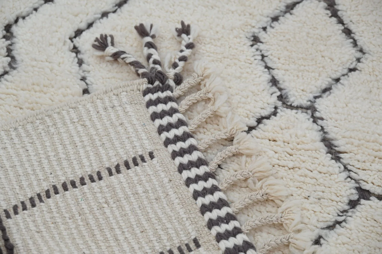 Petit tapis traditionnel Beni Ouarain 140 X 108 Cm - Image 3